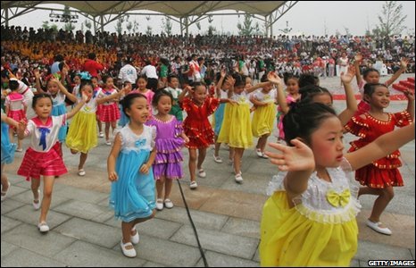 Trẻ em biểu diễn tại lễ khai trương