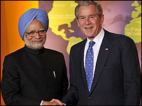 बुश और मनमोहन सिंह (फ़ाइल फ़ोटो)
