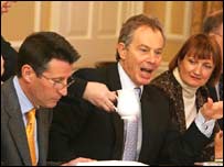 首相布莱尔（中）科爵士（左）乔维尔大臣（右）