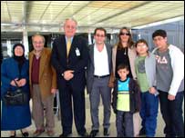 O brasileiro Mohamad Kassen Omais (no centro, junto com sua esposa), o cônsul brasileiro em Beirute, Michael Gepp (de cabelo branco) e familiares de Omais em Beirute