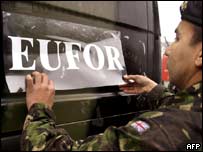 Eufor tabelası takan bir asker