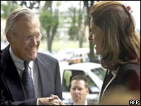 Rumsfeld conversa com a ministra Martha Ramirez