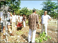 मार्क टली किसानों के साथ