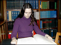 学生使用图书馆