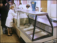 Kệ hàng trống trơn ở Mát-xcơ-va hồi năm 1990