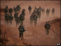 Soldados israelenses na fronteira com o Líbano (foto de agosto de 2006)