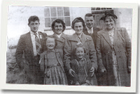 Dai Davies Lletyshon, Mag Davies a Daniel Davies Cefnwig, Delyth Davies Lletyshon, Eluned Jones Blaenwaun, Hannah Lewis Brynpithyll, Eleri Davies Lletyshon.  Tu allan i Gapel Bach, Tan y Bryn.