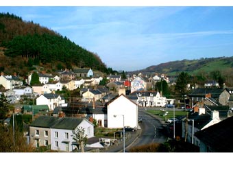 Golygfa o bentref Tal-y-bont