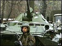 Російський вояк з танком