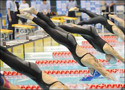 Các tay bơi nhào xuống nước ở Tokyo, Nhật Bản