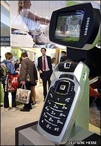 نمونه بزرگی از يک گوشی سامسونگ با امکان نمايش برنامه های تلويزيون