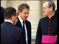 تونی بلر در مراسم تدفين رهبر کليسای کاتوليک های بريتانيا در سال 1999