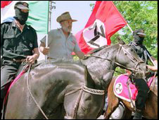 يوجين تيريبلانشي مع أفراد من حزبه على صهوات الجياد