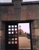 Y porth sy'n arwain i'r fynwent