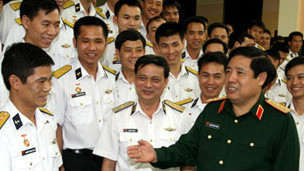 Đại tướng Phùng Quang Thanh thăm lực lượng tàu ngầm (ảnh của báo QĐND)