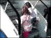 Imagens mostram menina embarcando em vôo para Portugal