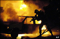 تلاش آتش نشان ها برای خاموش کردن آتش يک خودرو در حومه پاريس