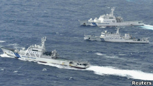 在钓鱼岛附近海域,一艘中国海监船被夹在两艘日本海上保安厅巡逻艇中间