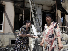 امام أنقاض منزليهما