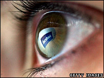 Facebook logosunun yansıması