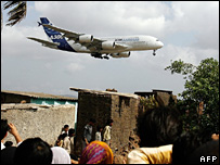 मुबंई एयरपोर्ट के पास स्थित झुग्गी बस्ती 