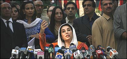 بینظیر بھٹو پریس کانفرنس کے دوران