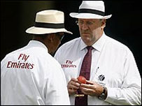 امپائر ڈیرل ہیئر اور بلی ڈوکٹروو 