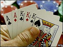 Homem jogando pôquer