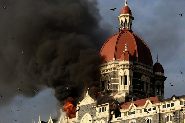 ممبئی میں دھماکے فائرنگ  سو  افراد ہلاک