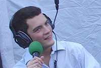 Glyn yn cael ei gyfweld ar radio