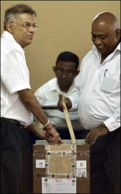 Opposition leader Ranil Wickremasinghe voting in Colombo