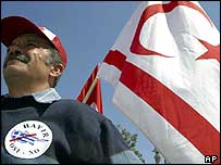 Kuzey Kıbrıs'ta bir gösterici