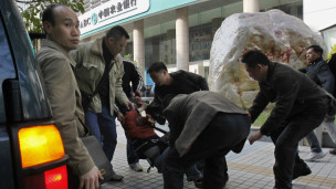 便衣带走示威者