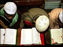 मदरसे में पढ़ते छात्र