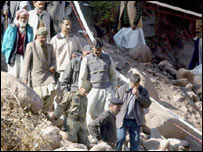 नियंत्रण रेखा पार करते लोग