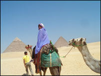 A brasileira Renata Zulli em um dos camelos guiados pelos ambulantes