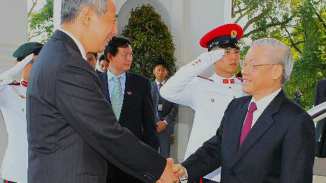 Thủ tướng Lý Hiển Long đón Tổng bí thư Nguyễn Phú Trọng  (Ảnh: TTXVN)