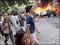 Jovens atearam fogo em carros