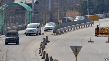 朝鲜方面只准韩方人员离开开城工业园区（图为韩方汽车正离开开城工业园区）