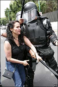 Policial bloqueia passagem de manifestante perto do Congresso mexicano