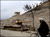 مرد افغان در کنار لاشه یک تانک از نزدیک کابل