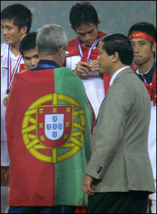 Ông Calisto nhận lời chúc mừng từ quan chức