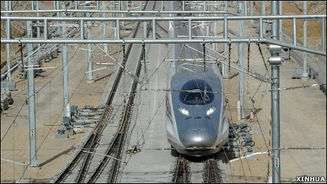 一列中国高铁CRH 380A型动车组驶进京沪高铁安徽蚌埠南站(新华社图片3/12/2010)