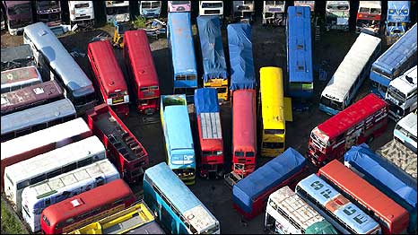 Depósito de ônibus velhos, Lydney (foto: Jason Hawkes)