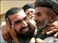 يک زندانی آزاد شده (نفر وسط) در ميان بستگانش