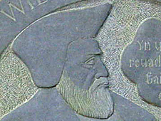 Cofeb i William Morgan ar wal yr eglwys yn Llanrhaeadr-ym-Mochnant