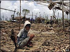 Một người sống sót sau cơn bão đang tìm cách dựng lại nhà - ngày 22 tháng 5 năm 2008