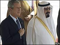 O presidente George W. Bush se encontra com o rei Abdullah, na Arábia Saudita