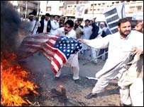 ABD bayrağı yakan göstericiler