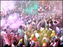 होली के रंग निराले